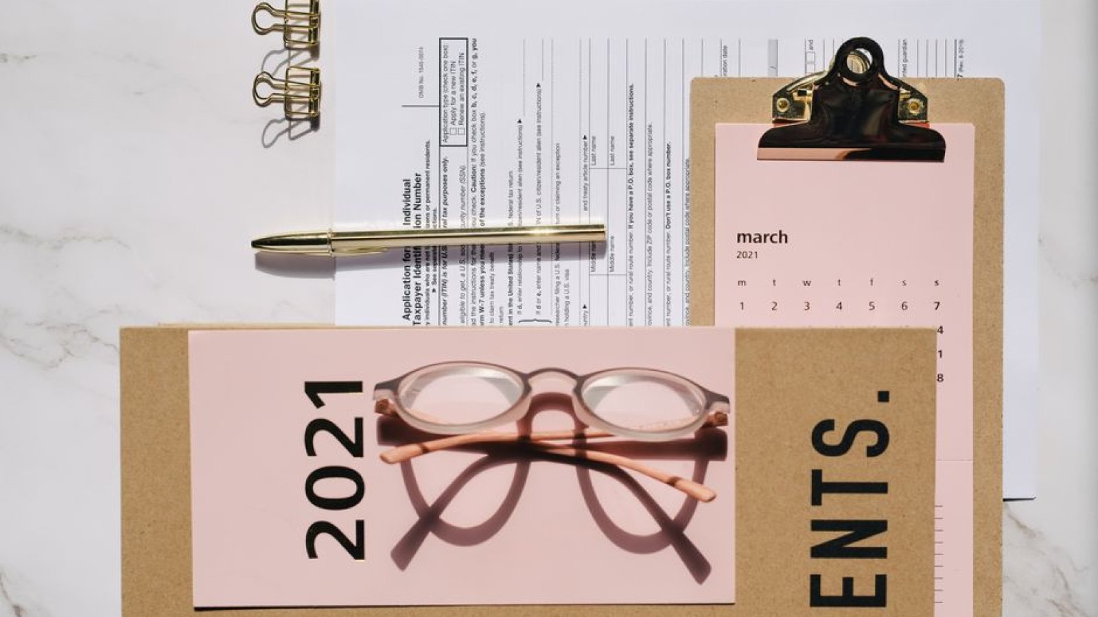 Un calendrier posé sur un bureau sobre, près d'une fenêtre