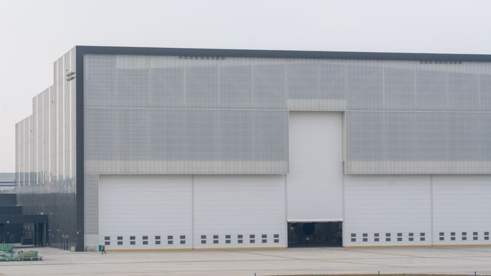 Façade d'un bâtiment d'activité abritant des locaux professionnels, sans personne visible