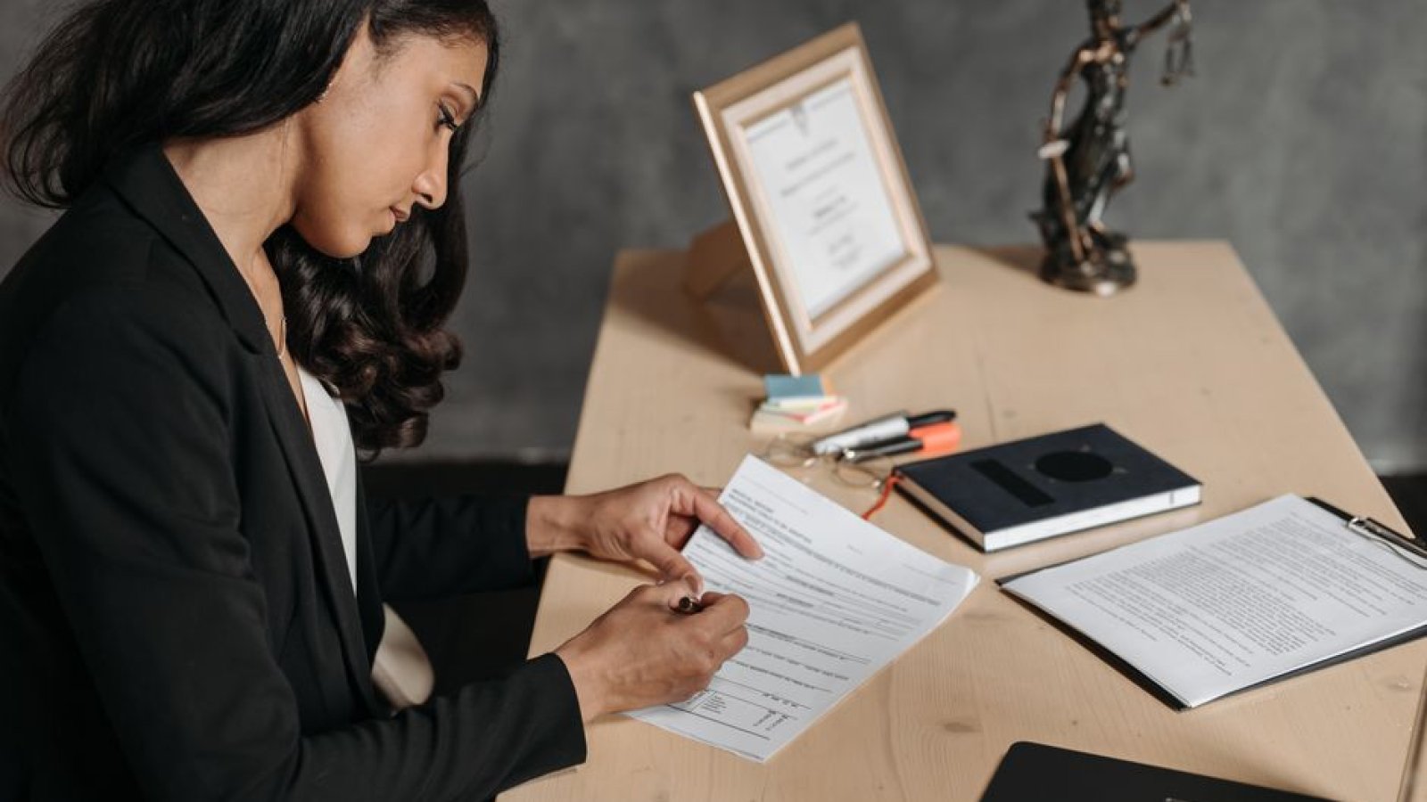 Dossiers et documents juridiques classés sur un bureau de travail