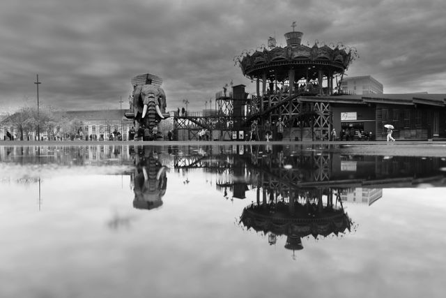 Le grand éléphant et le carrousel des Machines de l'île, à Nantes, reflétés dans l'eau